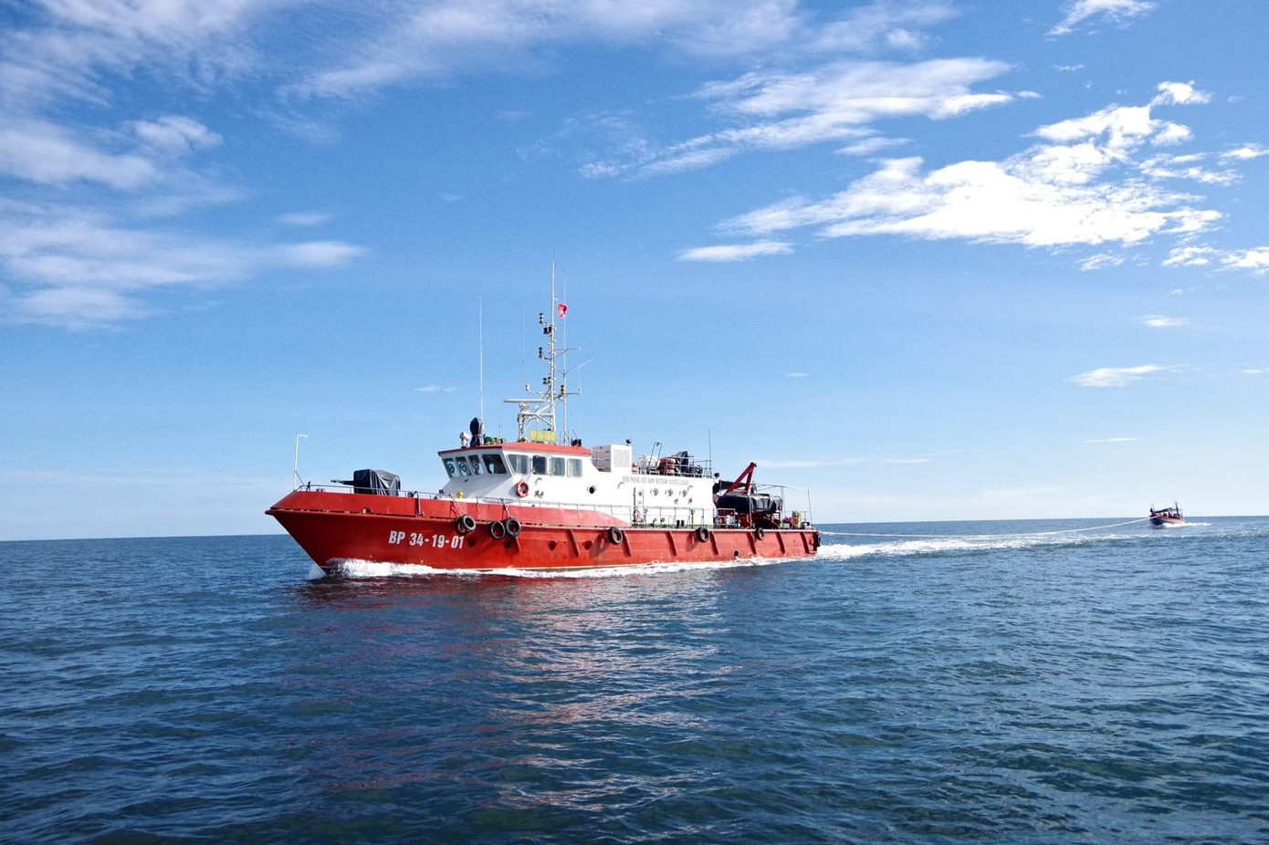 Tàu cứu hộ lai dắt chiếc thuyền gặp nạn trên biển vào bờ. Tàu cứu hộ lai dắt chiếc thuyền gặp nạn trên biển vào bờ.