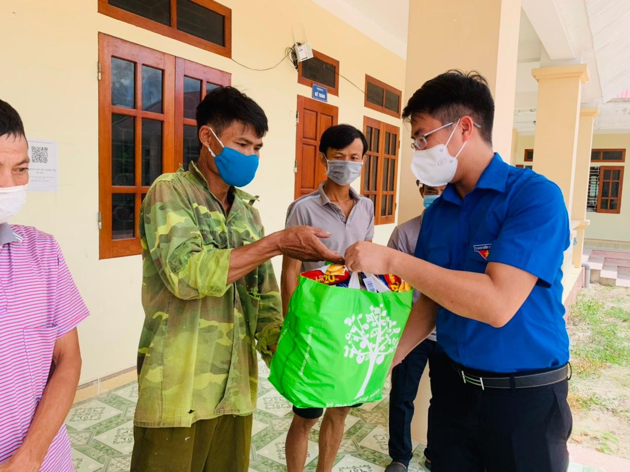 Những phần quà được gửi đến người dân có hoàn cảnh khó khăn ở thị xã Kỳ Anh.