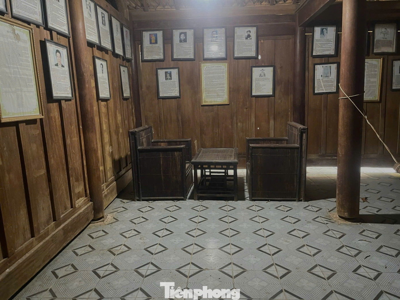 Ở một gian khác trưng bày khoảng 70 bức ảnh chân dung danh nhân Nghệ An - Hà Tĩnh xưa và 150 bức ảnh do nhiếp ảnh gia người Pháp chụp từ những năm 1980-1993, phản ánh cuộc sống sinh hoạt, lao động sản xuất của người nông dân xưa.