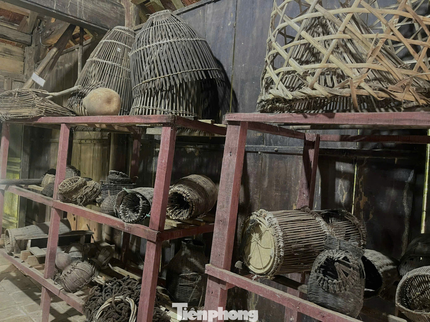 Tất cả hiện vật được trưng bày tại đây phong phú, đa dạng về loại hình, trong đó điển hình như vọng chọng, vọng tre, áo tơi, áo nảy, cối xay lúa, cối giã gạo bằng gỗ...