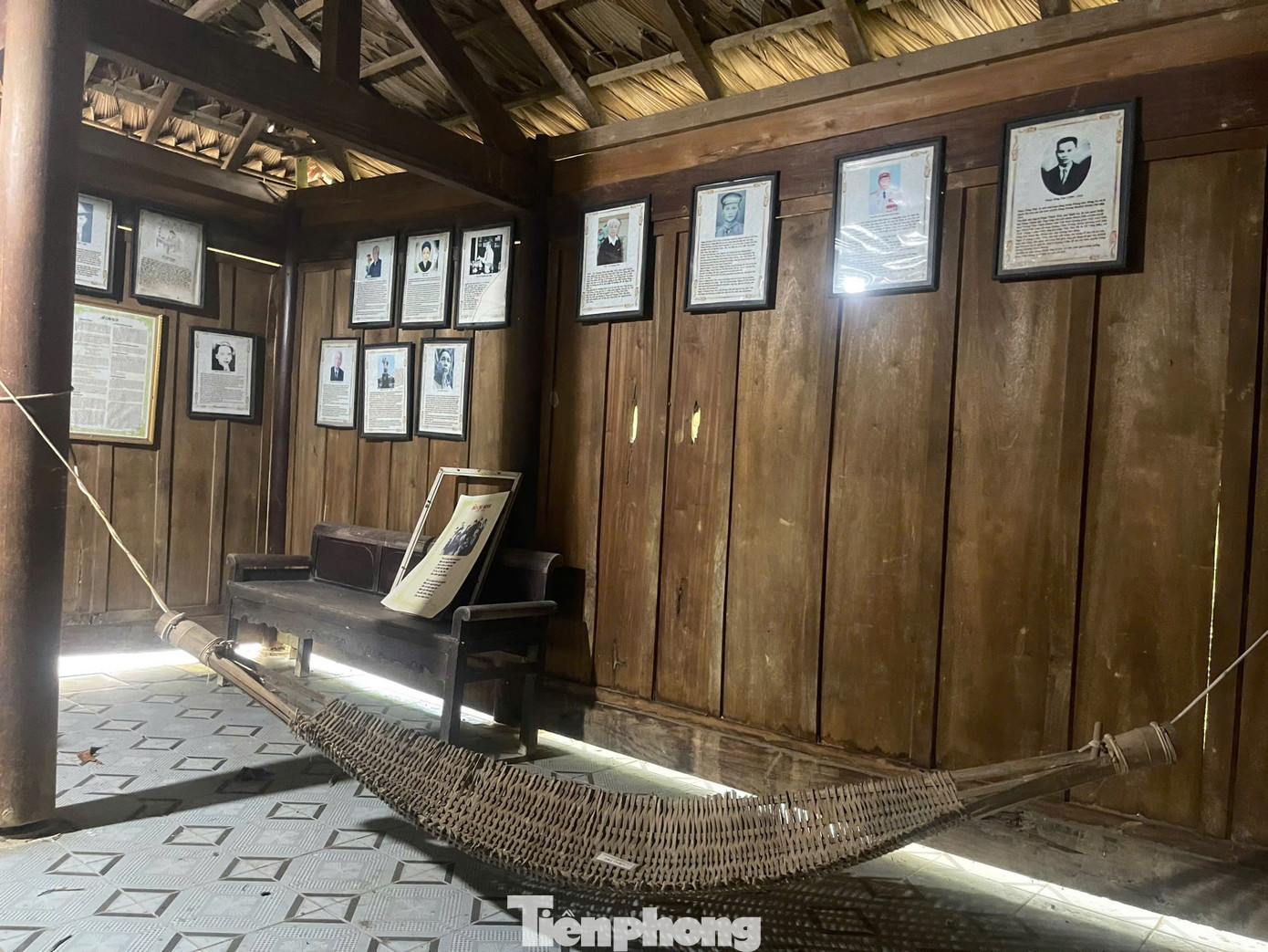 Ở một gian khác trưng bày khoảng 70 bức ảnh chân dung danh nhân Nghệ An - Hà Tĩnh xưa và 150 bức ảnh do nhiếp ảnh gia người Pháp chụp từ những năm 1980-1993, phản ánh cuộc sống sinh hoạt, lao động sản xuất của người nông dân xưa.