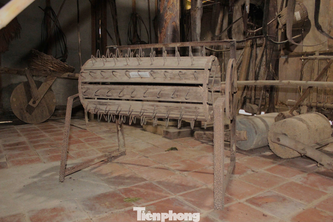 Bên trong mỗi căn nhà này trưng bày, bảo tồn các hiện vật vẫn còn nguyên vẹn, chủ yếu là những nông cụ ngành nghề cổ truyền tái hiện sinh động cuộc sống, phương thức lao động sản xuất, sinh hoạt của người nông dân.