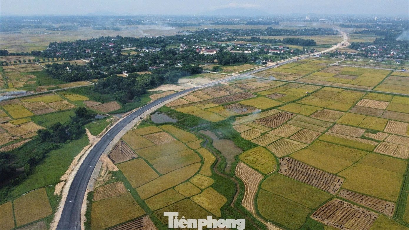 Tuyến đường Ngô Quyền kết nối cao tốc phần lớn chạy qua cánh đồng rộng lớn.