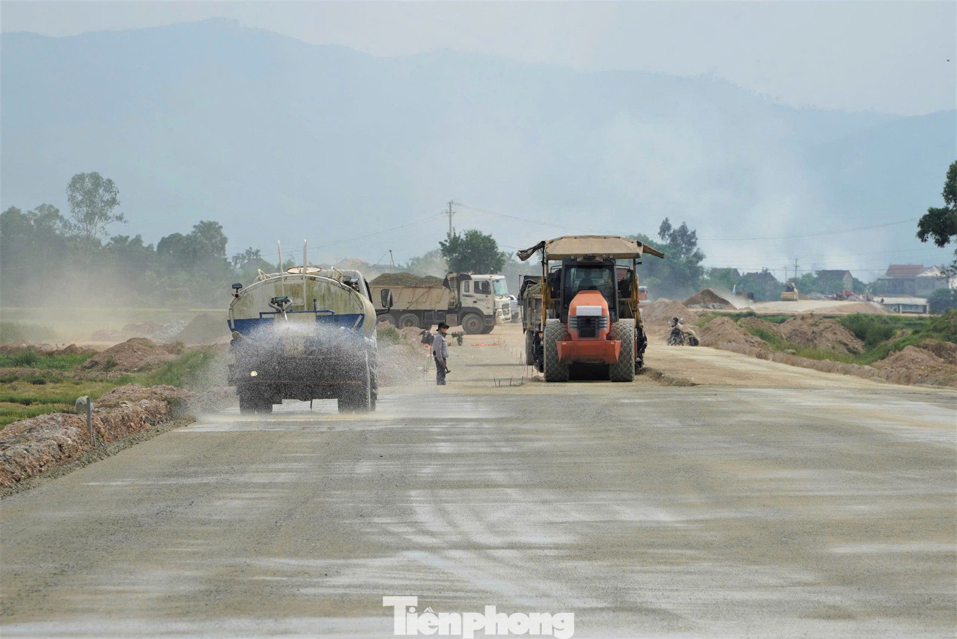 Trong ảnh là tuyến đường Hàm Nghi nối đường tỉnh 550 dẫn lên cao tốc Bắc Nam. Hiện nhà thầu đang tận dụng thời tiết thuận lợi để tập trung thảm bê tông nhựa mặt đường.
