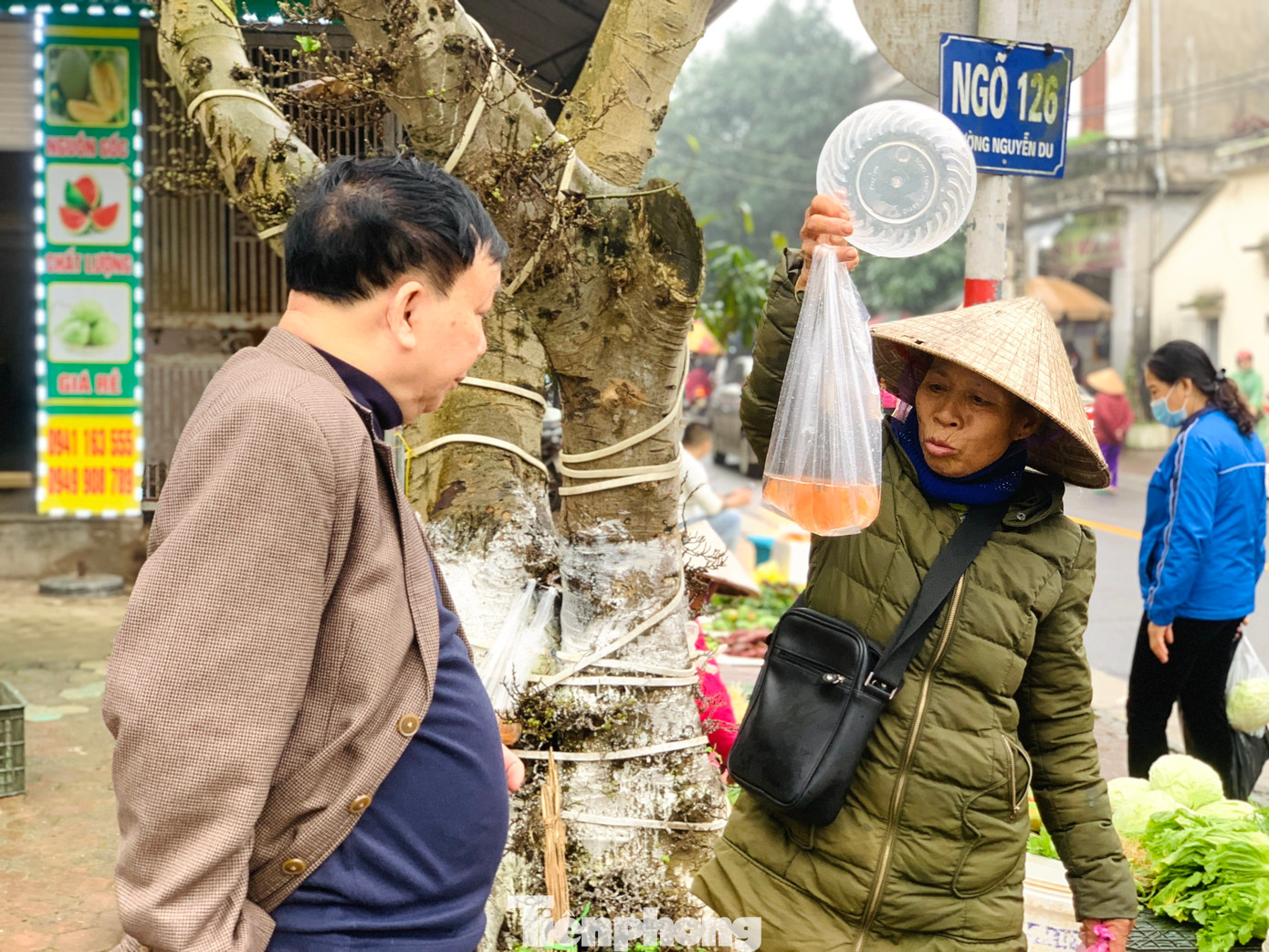 “Thông thường họ mua đến tầm 10h nếu không bán hết thì chỉ có mang về cho hoặc mang ra hồ để thả. Như năm nay ế ẩm, tôi lại nhập hàng nhiều nên vắng khách cũng rất lo sợ lỗ cả vốn”, bà Hà chia sẻ.