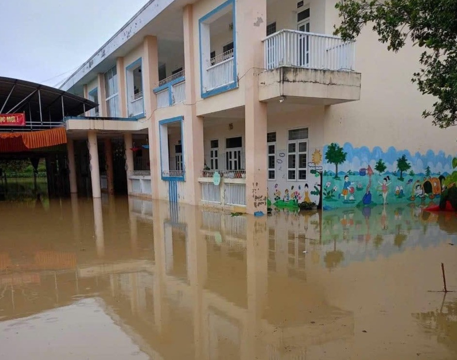 Trong 4 ngày, Trường Mầm non Kim Hoa (xã Kim Hoa, huyện Hương Sơn, tỉnh Hà Tĩnh) phải trải qua 2 đợt lũ vì mưa lớn, nước dâng cao, học sinh nghỉ học.