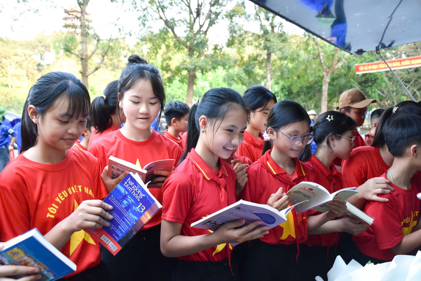 Đặc biệt, triển lãm “Hào khí non sông – 50 năm thống nhất, phát triển và hội nhập” đã được khai mạc, góp phần khơi dậy niềm tự hào dân tộc, giáo dục truyền thống cách mạng cho thế hệ trẻ.