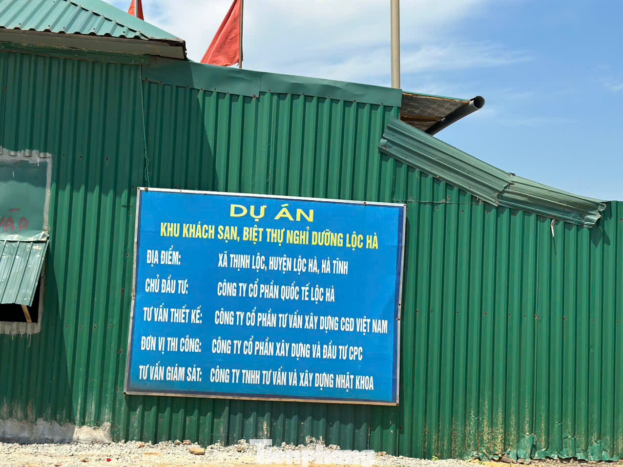 Khu đất giao cho chủ đầu tư thực hiện dự án nằm bên bờ biển xã Thịnh Lộc, xung quanh được quây tôn bảo vệ. Khu đất giao cho chủ đầu tư thực hiện dự án nằm bên bờ biển xã Thịnh Lộc, xung quanh được quây tôn bảo vệ.