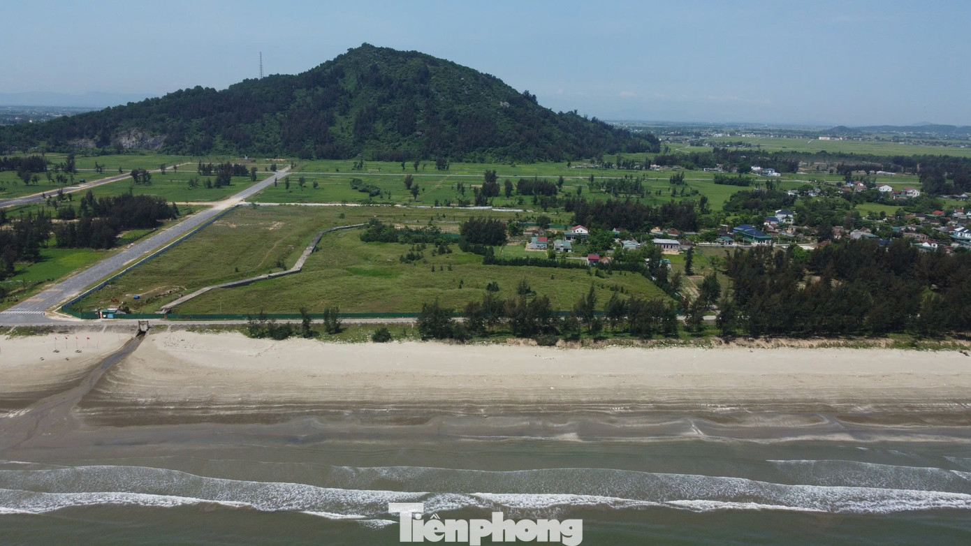 Khu đất dự án nằm dọc vị trí bờ biển. Khu đất dự án nằm dọc vị trí bờ biển.