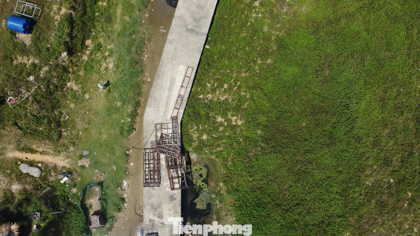 Hệ thống đường ống nước đang thi công dang dở. Hệ thống đường ống nước đang thi công dang dở.