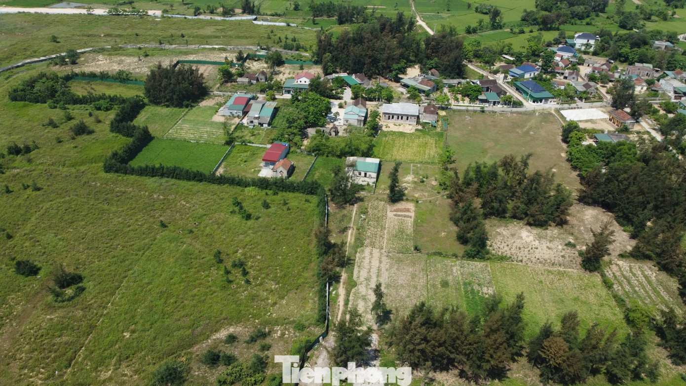 Hiện tại một số hộ dân nằm trong diện giải toả chưa thống nhất phương án đền bù. Hiện tại một số hộ dân nằm trong diện giải toả chưa thống nhất phương án đền bù.