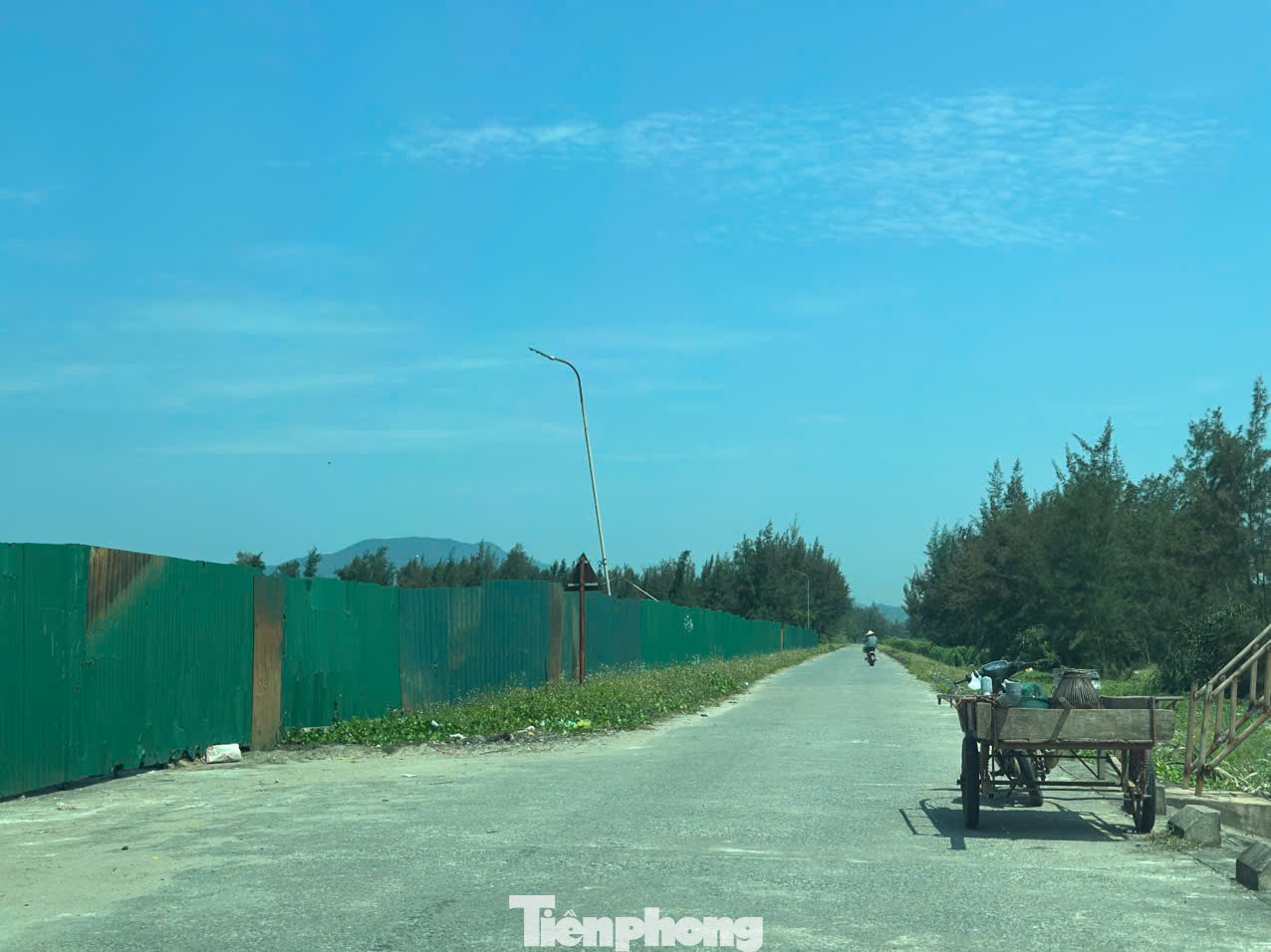 Khu đất giao cho chủ đầu tư thực hiện dự án nằm bên bờ biển xã Thịnh Lộc, xung quanh được quây tôn bảo vệ. Khu đất giao cho chủ đầu tư thực hiện dự án nằm bên bờ biển xã Thịnh Lộc, xung quanh được quây tôn bảo vệ.