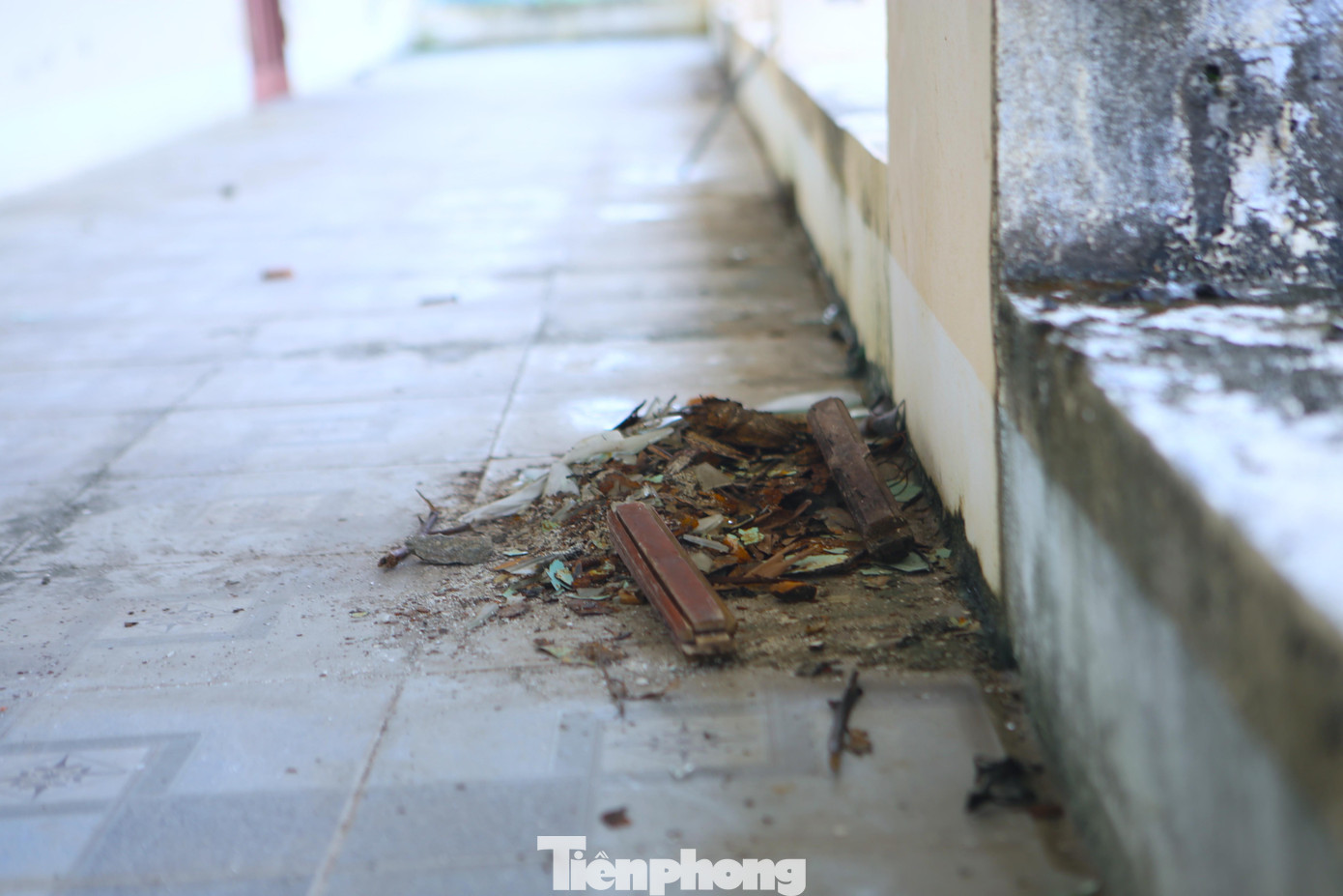 Một số hạng mục đã bị vỡ nát, người dân thu gom thành từng vị trí để dọn.