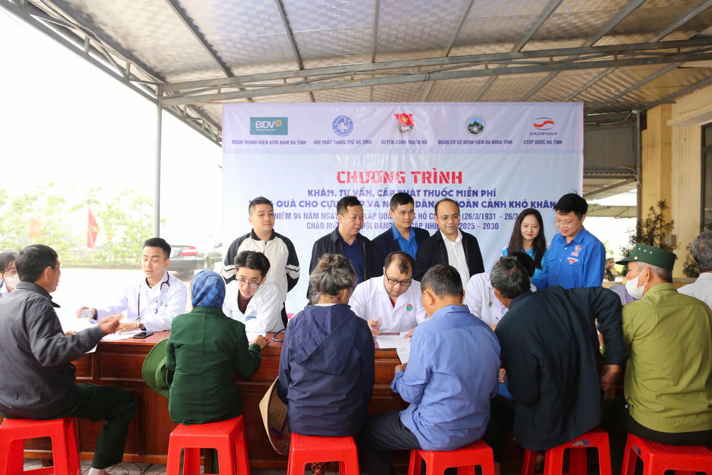 Huyện Đoàn Thạch Hà vừa phối hợp với Đoàn cơ sở Bệnh viện Đa khoa tỉnh, Hội thầy thuốc trẻ tỉnh, Công ty cổ phần dược Hà Tĩnh cùng một số nhà tài trợ tổ chức khám, cấp thuốc miễn phí cho các đối tượng thuộc cựu TNXP, hộ nghèo, thương bệnh binh, bảo trợ xã hội có hoàn cảnh khó khăn tại xã Thạch Xuân. Ảnh: HN