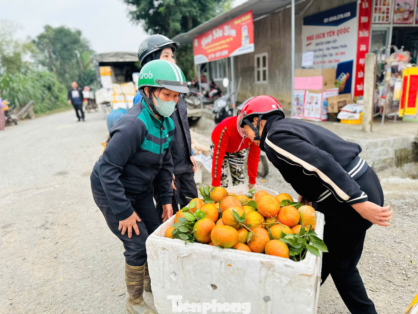 Không khí buôn bán cam dịp Tết tại "thủ phủ" cam bù nhộn nhịp ngày giáp Tết.