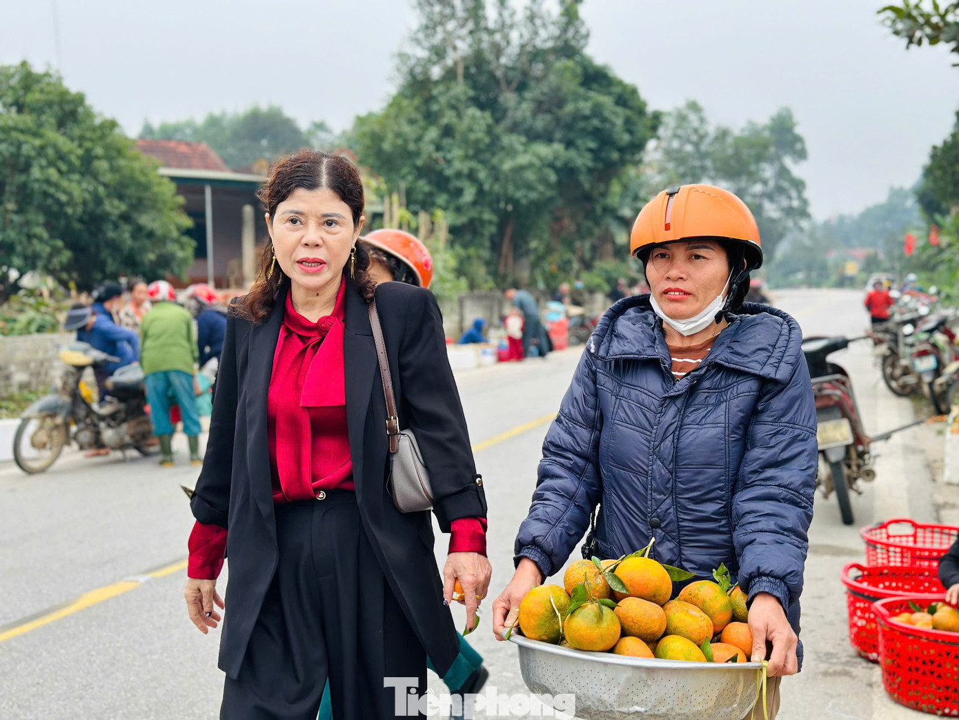 “Sáng nay tôi đưa ra đây hơn 2 tạ cam, đã bán hết. Giá cam dịp này giao động từ 50.000-70.000 đồng/kg. Năm nay cam được nắng nên có vị ngọt thanh, sản lượng cũng đạt nên chúng tôi rất phấn khởi”, bà Nguyễn Thị Hà (45 tuổi, trú xã Kim Hoa, huyện Hương Sơn) nói.