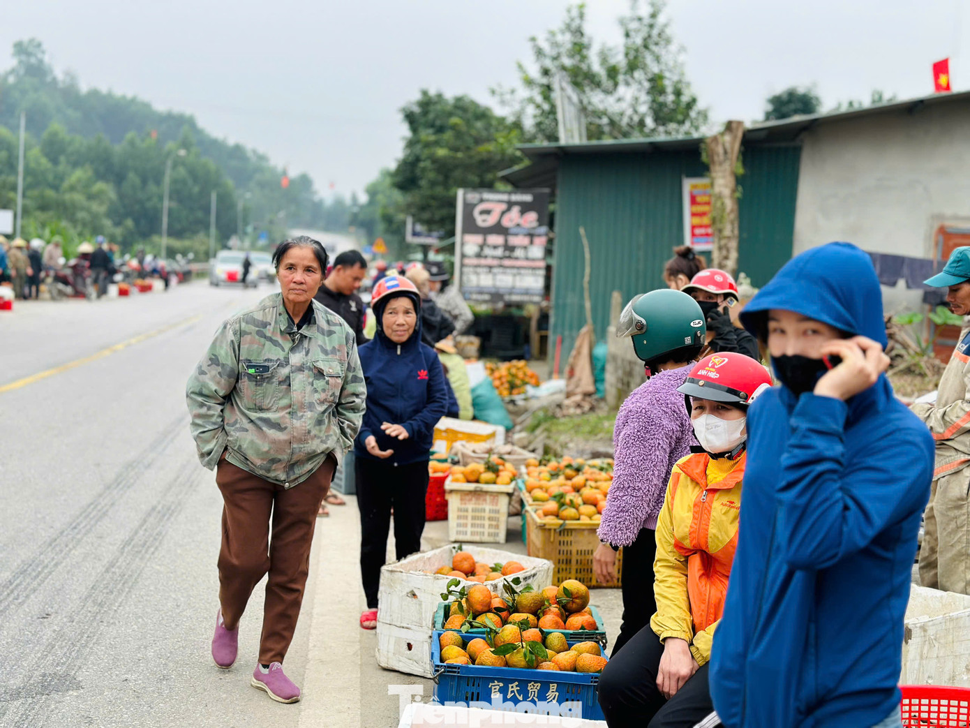 Không khí buôn bán cam dịp Tết tại "thủ phủ" cam bù nhộn nhịp ngày giáp Tết.