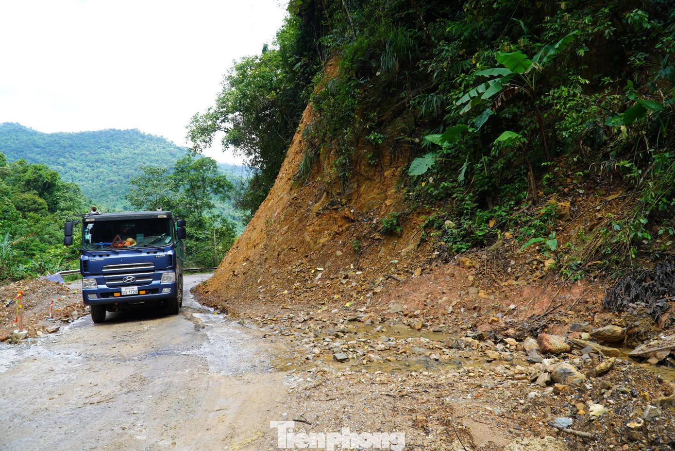 Đến mùa mưa lũ, việc lưu thông trên quốc lộ 8A ở Hương Sơn (Hà Tĩnh) trở thành nỗi bất an của các tài xế khi liên tiếp xuất hiện nhiều vụ sạt lở. Trong ảnh chiếc xe phải di chuyển với tốc độ chậm để đi qua những đoạn đường vòng vèo nguy hiểm.