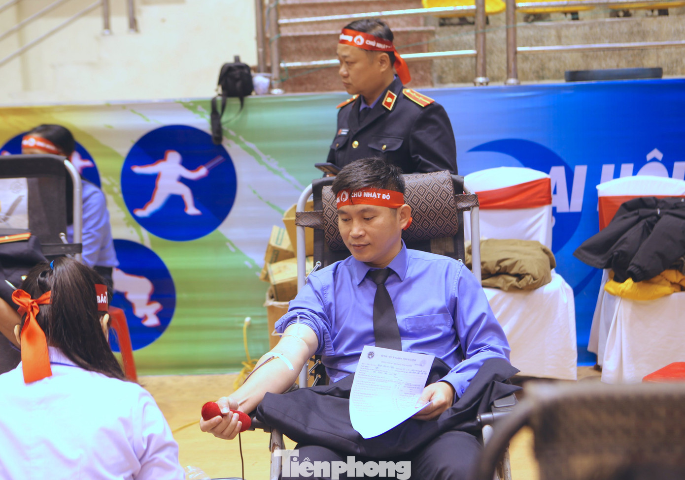 Ngày hội hiến máu Chủ nhật Đỏ với thông điệp “Hiến máu cứu người – Sinh mệnh bạn và tôi” do báo Tiền Phong phối hợp với Đoàn thanh niên các tỉnh, thành phố; Ủy ban An toàn Giao thông Quốc gia và Viện Huyết học Truyền máu Trung ương tổ chức vào dịp Tết Nguyên đán hằng năm. Đây là ngày hội hiến máu có quy mô lớn nhất trong năm.