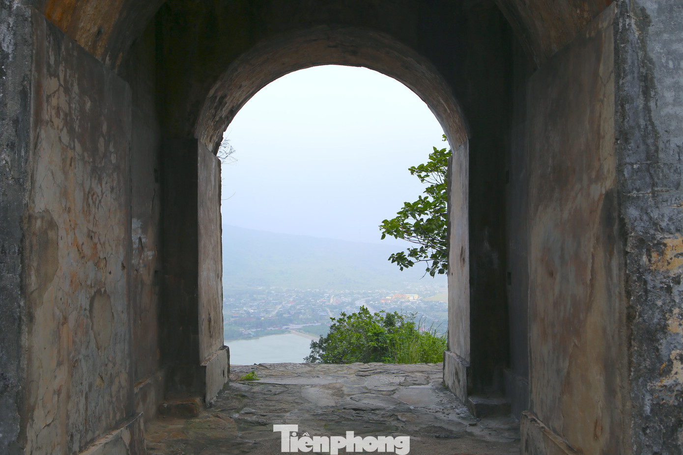 Vượt ngàn bậc đá uốn lượn, từ "cổng trời" phóng tầm mắt về phía trước là cả một vùng đất Kỳ Nam, Kỳ Anh, Hà Tĩnh rộng lớn.