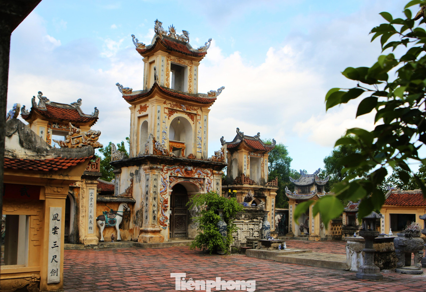 Đền với lối kiến trúc nội công ngoại quốc, bố cục trên mặt bằng theo hình chữ nhật bao gồm các hạng mục chính như: thượng điện, trung điện và hạ điện, miếu công đồng, kiệu long đình, hậu bành, hệ thống cổng tam quan…