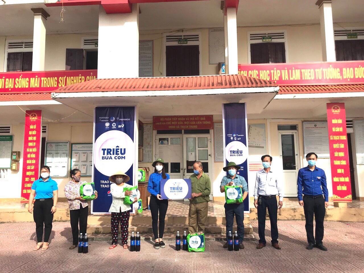 Những suất quà cùng hỗ trợ, đồng lòng cùng người dân bị ảnh hưởng trong đợt dịch COVID-19.