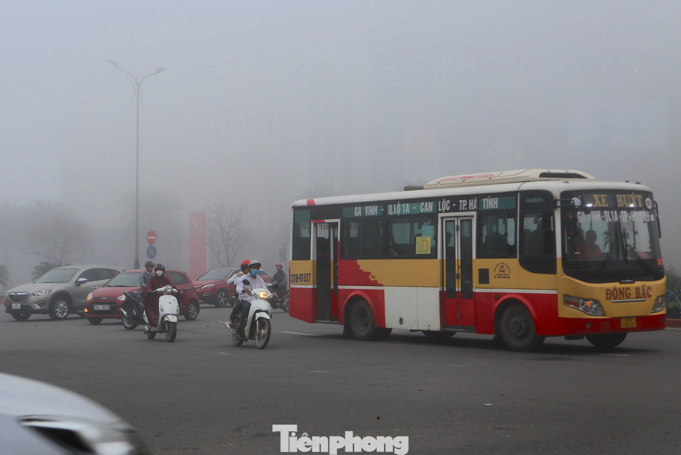 Hiện tượng sương mù khiến cho tầm nhìn giảm mạnh, giao thông đi lại gặp khó khăn.