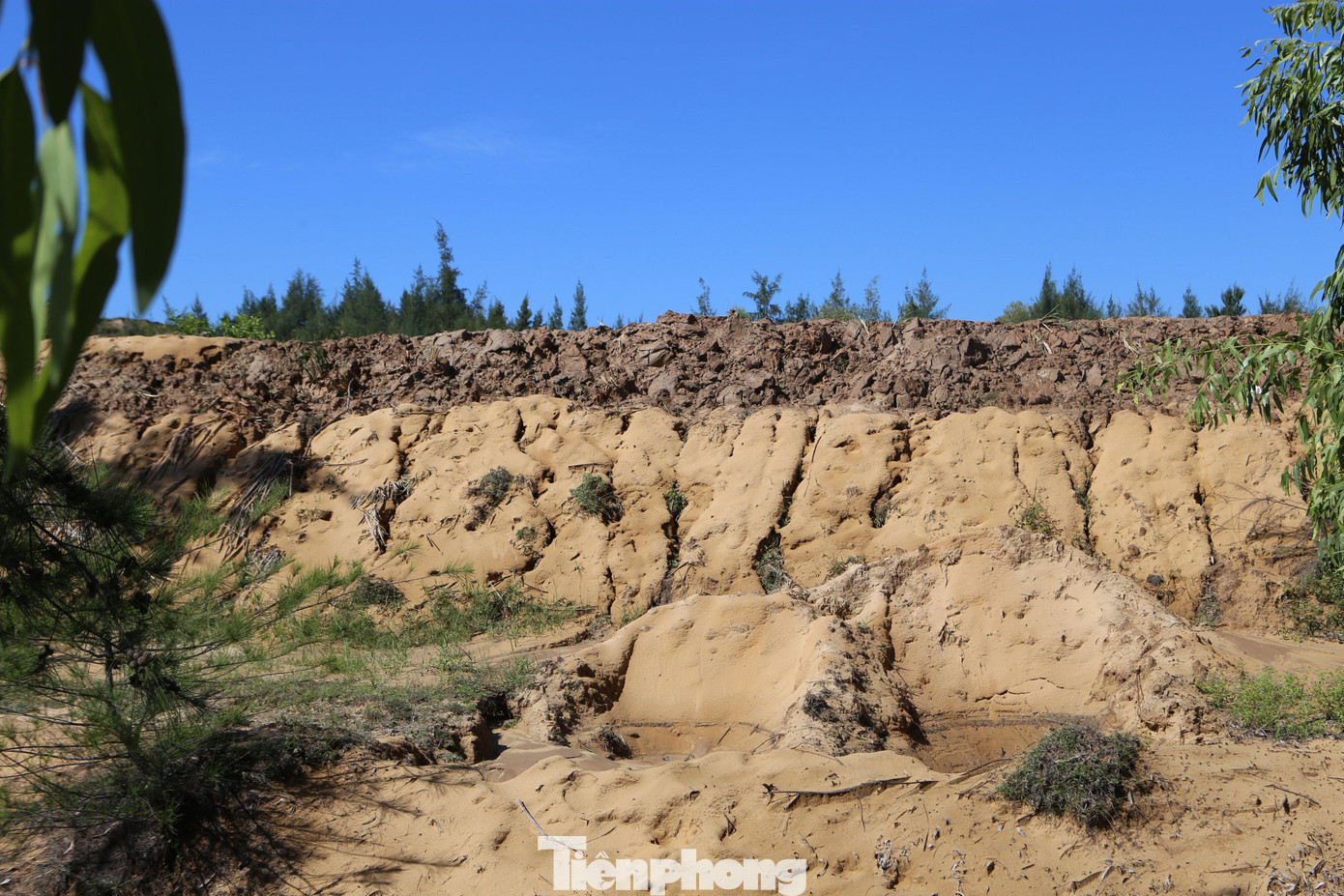 Từ khi dự án khai thác mỏ sắt Thạch Khê tạm dừng thì bờ bao bãi chứa chất thải xuống cấp nhưng không được chủ đầu tư sửa chữa. Mỗi năm chính quyền địa phương tổ chức gia cố nhưng đó chỉ là biện pháp mang tính tạm thời.