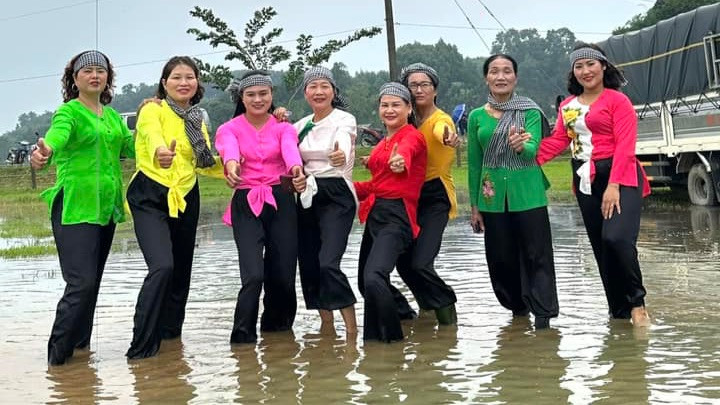 Nhiều người chụp ảnh, lưu lại kỷ niệm tại đám cưới đặc biệt ở vùng rốn lũ này. Nhiều người chụp ảnh, lưu lại kỷ niệm tại đám cưới đặc biệt ở vùng rốn lũ này.