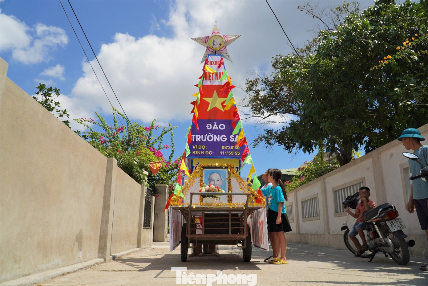 Lấy ý tưởng từ cột mốc chủ quyền biển đảo Trường Sa, người dân thôn Tiền Tiến, xã Đồng Môn (TP Hà Tĩnh) đã làm chiếc đèn trung thu với ý nghĩa ngoài tạo niềm vui còn khơi dậy tình yêu biển, đảo đối với các em thiếu nhi.