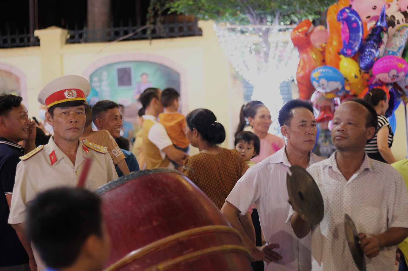 Trong đoàn rước đèn trung thu không thể thiếu các đội hình trống, múa lân.