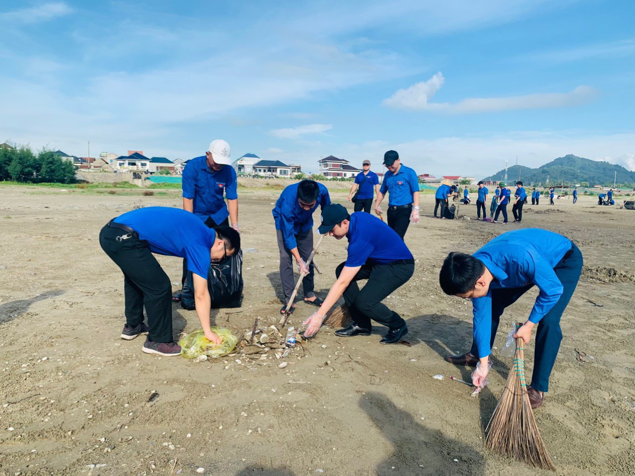 Thanh niên ra quân dọn rác bờ biển tại huyện Lộc Hà.