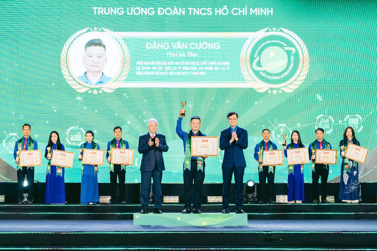 Anh Đặng Văn Cường vinh dự là 1 trong 36 gương thanh niên toàn quốc đạt giải thưởng Lương Định Của.