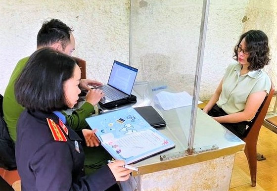 Bà Nguyễn Thị Thanh Tâm (Giám đốc kinh doanh công ty Hồng Hà) làm việc với cơ quan chức năng.