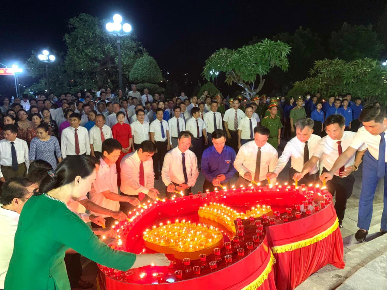 Thiết thực kỷ niệm 76 năm Ngày Thương binh, Liệt sỹ (27/7/1947-27/7/2023), các cấp bộ Đoàn, Hội trong toàn tỉnh đã triển khai nhiều hoạt động thiết thực, ý nghĩa. Theo đó, tối 26/7, toàn tỉnh đã đồng loạt tổ chức Lễ Thắp nến tri ân các Anh hùng liệt sỹ tại các nghĩa trang, nhà bia, đài tưởng niệm liệt sỹ ở địa phương.