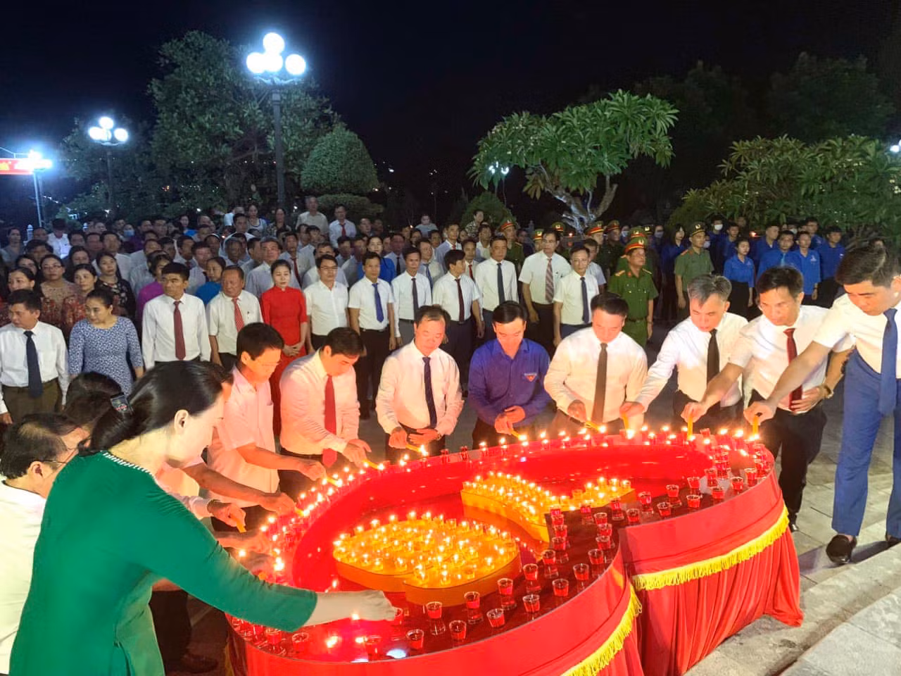 Thiết thực kỷ niệm 76 năm Ngày Thương binh, Liệt sỹ (27/7/1947-27/7/2023), các cấp bộ Đoàn, Hội trong toàn tỉnh đã triển khai nhiều hoạt động thiết thực, ý nghĩa. Theo đó, tối 26/7, toàn tỉnh đã đồng loạt tổ chức Lễ Thắp nến tri ân các Anh hùng liệt sỹ tại các nghĩa trang, nhà bia, đài tưởng niệm liệt sỹ ở địa phương.