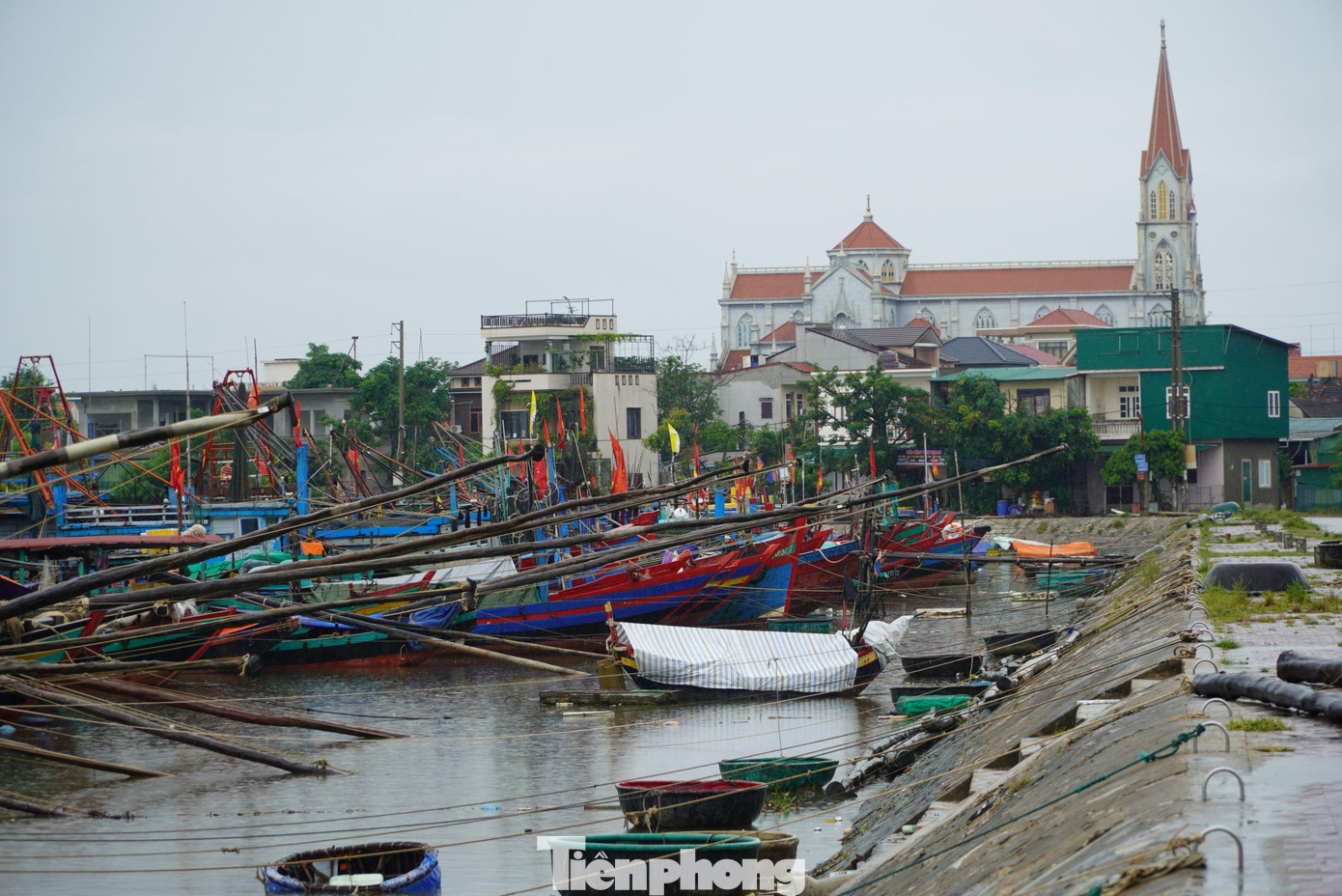 Tại cảng cá và khu neo đậu tránh trú bão cảng Cửa Sót hơn 200 tàu thuyền đã vào bờ tránh trú an toàn.