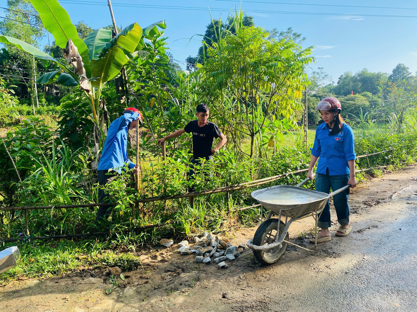Xác định vai trò, trách nhiệm của tuổi trẻ cùng chung sức xây dựng nông thôn mới, thời gian qua Đoàn thanh niên xã Kim Hoa đã mạnh dạn đăng ký đảm nhận, phụ trách xây dựng tuyến đường điện thắp sáng làng quê tại các thôn trên địa bàn xã. Xác định vai trò, trách nhiệm của tuổi trẻ cùng chung sức xây dựng nông thôn mới, thời gian qua Đoàn thanh niên xã Kim Hoa đã mạnh dạn đăng ký đảm nhận, phụ trách xây dựng tuyến đường điện thắp sáng làng quê tại các thôn trên địa bàn xã.