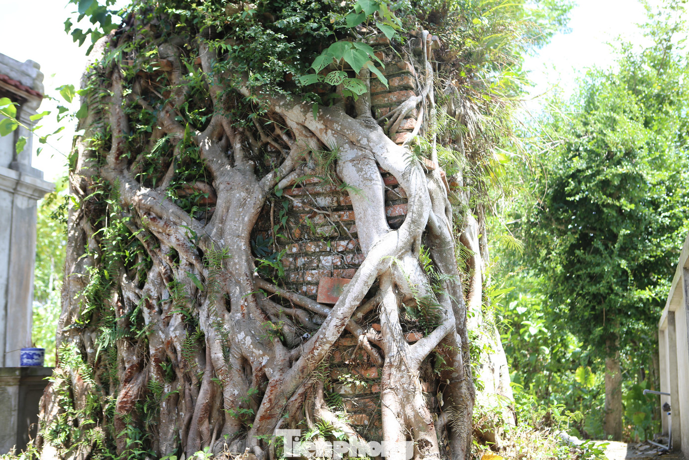 Tháp am có chiều cao 3,7m.