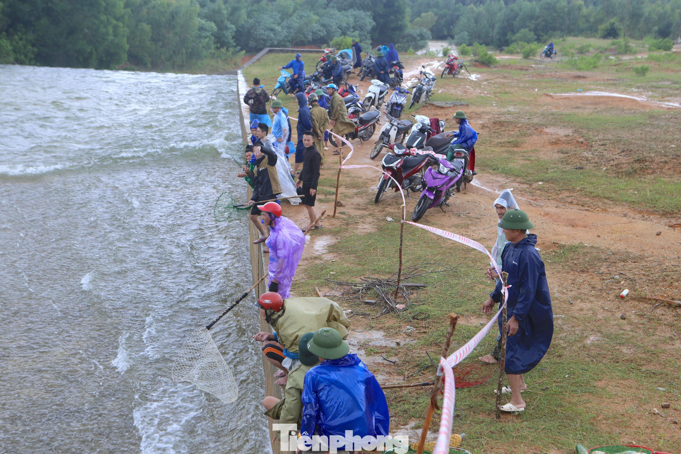 Tại hai bên bờ đập tràn, chính quyền địa phương đã giăng dây để cảnh báo không cho người xuống khu vực nguy hiểm để bắt cá. Tuy nhiên bất chấp cảnh báo này, họ vẫn lao xuống phần tràn của đập để bắt cá.