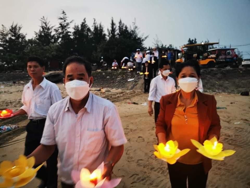 Thân nhân và cựu binh có mặt tại biển Thiên Cầm, Hà Tĩnh để tưởng nhớ những liệt sỹ đã hy sinh trong trận hải chiến Gạc Ma. Thân nhân và cựu binh có mặt tại biển Thiên Cầm, Hà Tĩnh để tưởng nhớ những liệt sỹ đã hy sinh trong trận hải chiến Gạc Ma.