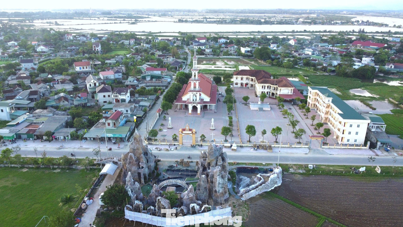 Ông Nguyễn Văn Chương – Ban hành giáo xứ An Nhiên cho biết, khoảng 5 ngày tới công trình hang đá chào mừng Giáng sinh sẽ hoàn thiện để mọi người đến xem và tham quan. Hang đá được người dân làm trong vòng hơn 1 tháng qua. “Ai cũng háo hức và mong chờ ngày hang đá hoàn thiện để vào cùng chiêm ngắm vào dịp lễ Giáng sinh”, ông Chương chia sẻ. Ông Nguyễn Văn Chương – Ban hành giáo xứ An Nhiên cho biết, khoảng 5 ngày tới công trình hang đá chào mừng Giáng sinh sẽ hoàn thiện để mọi người đến xem và tham quan. Hang đá được người dân làm trong vòng hơn 1 tháng qua. “Ai cũng háo hức và mong chờ ngày hang đá hoàn thiện để vào cùng chiêm ngắm vào dịp lễ Giáng sinh”, ông Chương chia sẻ.