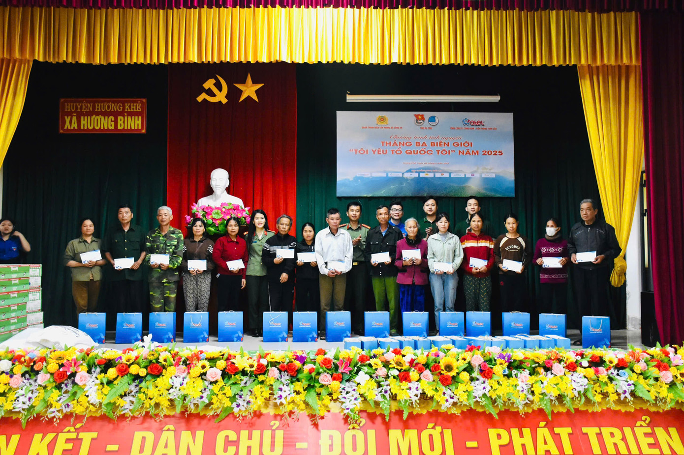 Ngoài ra tổ chức trao tặng 50 thùng sữa, 400 tập vở, 85 suất quà cho người dân, thanh thiếu nhi tại xã Hương Bình (Hương Khê), tại trường Tiểu học Cẩm Hưng (Cẩm Xuyên).