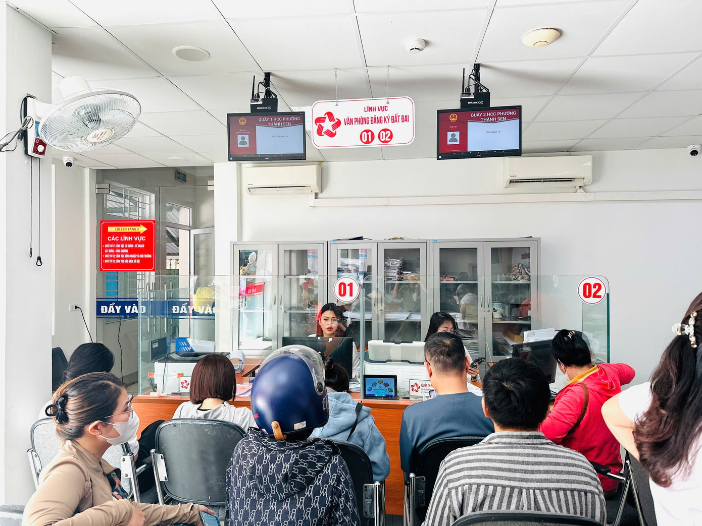 Lĩnh vực văn phòng đăng ký đất đai ghi nhận số lượng hồ sơ nhiều nhất. Lĩnh vực văn phòng đăng ký đất đai ghi nhận số lượng hồ sơ nhiều nhất.