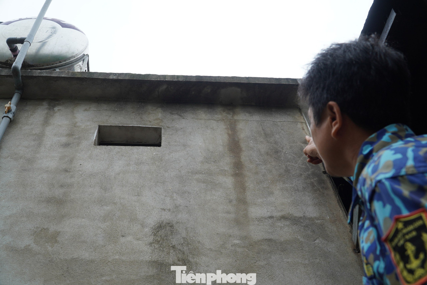 Gia đình ông Trương Quốc Huy (52 tuổi, trú thôn 5, xã Hoà Hải) cũng bị nứt nền nhà, sân và tường khi xuất hiện “hố tử thần”. "Chúng tôi mong muốn sớm xác định nguyên nhân và hỗ trợ giải pháp để người dân an tâm sinh sống trên khu vực này", ông Huy nói.