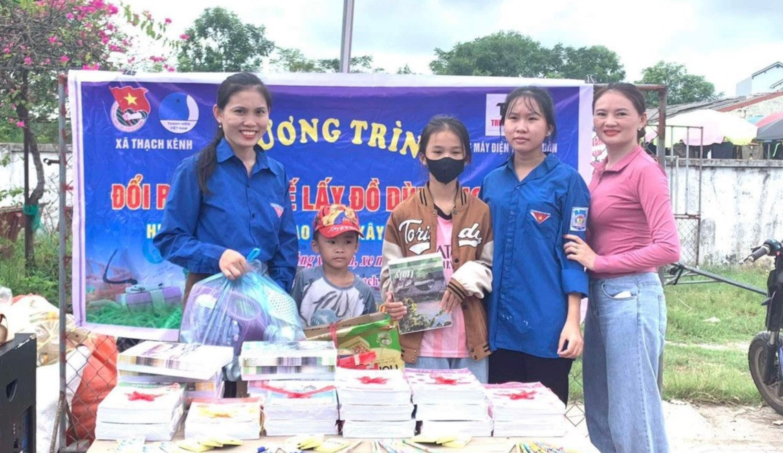 “Những loại rác thải nhựa như vỏ lon, bìa cát tông, nhựa mà các học sinh mang đến sẽ đổi thành các phần quà là những chậu cây mini xinh xắn hay đồ dùng học tập. Tuy giá trị vật chất là không nhiều, nhưng ai cũng cảm thấy hào hứng, bởi nó góp phần tạo động lực, nâng cao ý thức của mỗi người trong việc bảo vệ môi trường”, anh Bình chia sẻ.