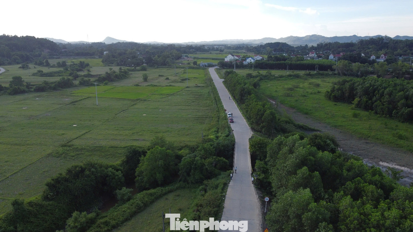 Cây cầu trở thành nút "thắt cổ chai” trên tuyến đường. Cây cầu trở thành nút "thắt cổ chai” trên tuyến đường.