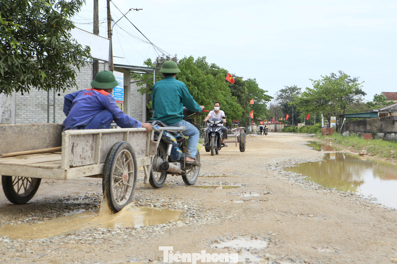 Theo đại diện chủ đầu tư, ngoài nguyên nhân trên, hiện tại còn vướng mặt bằng của 1 hộ dân tại xã Phù Lưu và 100m đường tại khu vực nghĩa trang thị trấn Lộc Hà nên dự án vẫn còn dang dở. Sắp tới sẽ đốc thúc triển khai để bàn giao dự án.