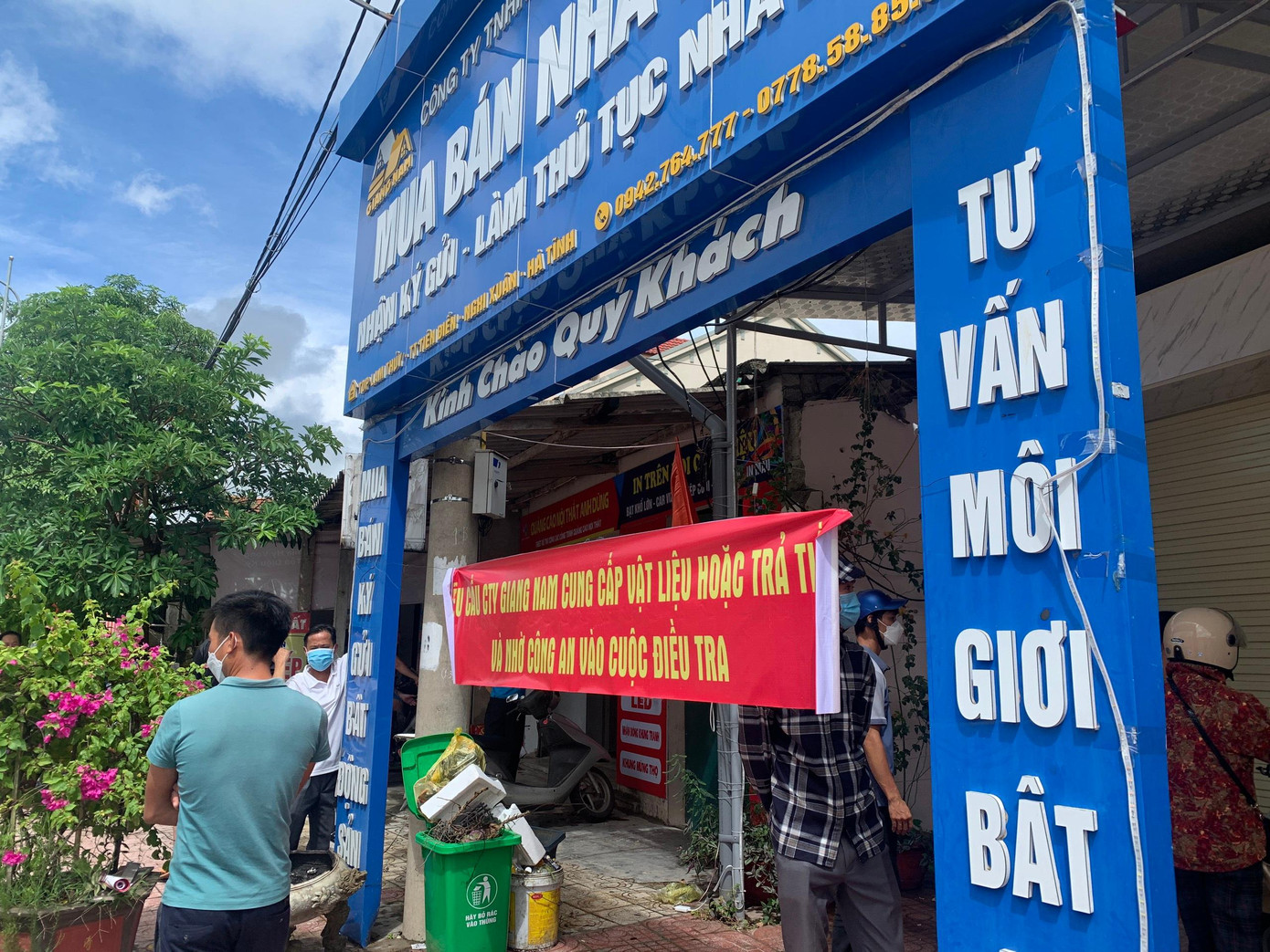 Người dân treo băng rôn trước cơ sở hoạt động của công ty. Người dân treo băng rôn trước cơ sở hoạt động của công ty.