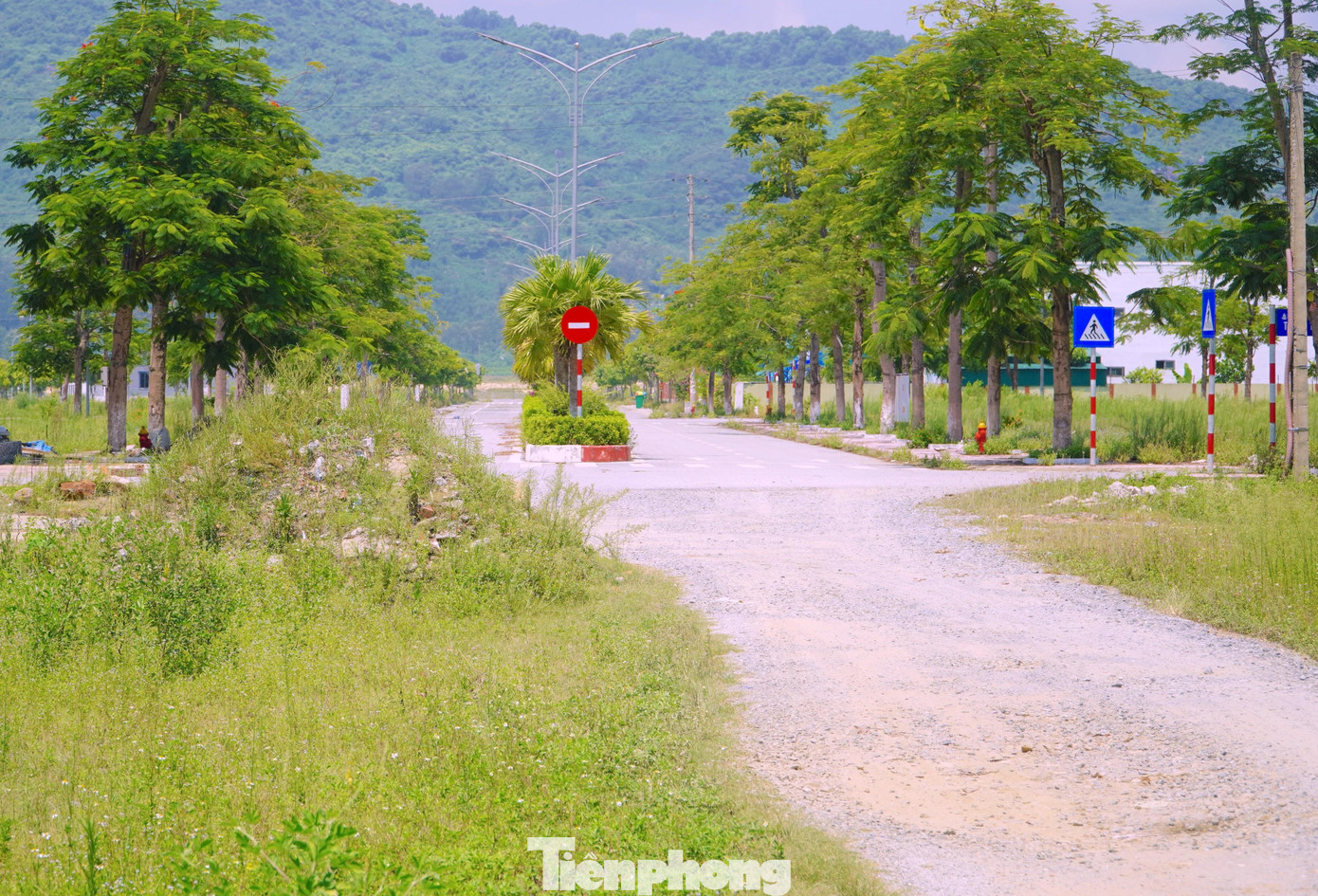 Việc phân lô bán nền đã hoàn thành, nhưng hiện tại chỉ mới có một số hộ dân vào xây dựng nhà ở trong khu đô thị. Theo như người dân nơi đây phản ánh thì dự án vẫn chưa đáp ứng được như kỳ vọng, khi hệ thống đường đấu nối chưa thực hiện như hồ sơ ban đầu.